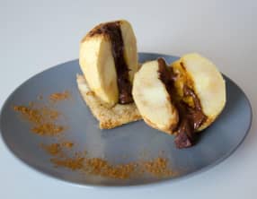 Une pomme au four pour un dessert simple et sans sucre ajouté