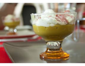 Velouté froid de petits pois, lardons de bacon et chantilly à la ciboulette