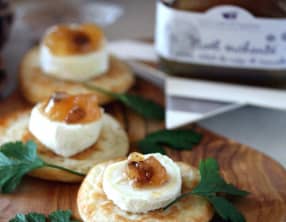 Mini blinis au bouchon du Quercy et confiture de poire cannelle et éclats de noix
