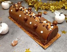 Bûche caramel beurre salé, pomme et vanille