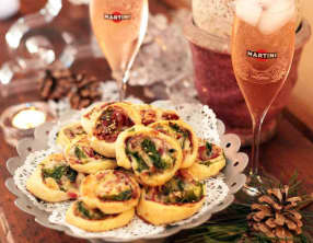 Roulés au ricotta, coppa, roquette et graines de sésame