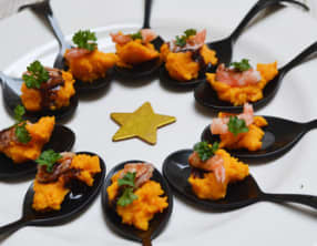 Cuillères apéritives purée de carottes crevettes