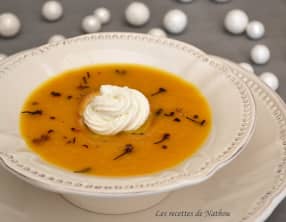 Velouté aux carottes et à la clémentine, fromage de chèvre et poivre voatsiperifery
