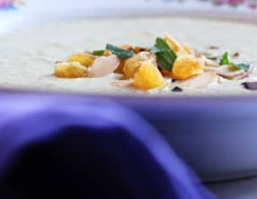 Soupe aux brocolis, pommes et lait de coco