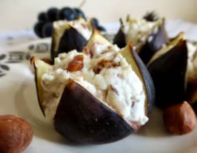 Figues farcies au chèvre frais noisettes et miel