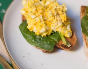 Tartines oeufs et épinard