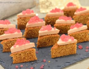 Canapés de pain d'épices au foie gras et caviar de jus de cranberry