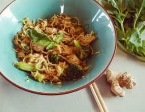 Nouilles sautées au poulet, brocolis et gingembre frais