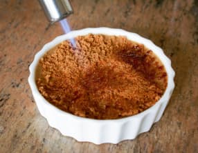 Caraméliser une crème brûlée