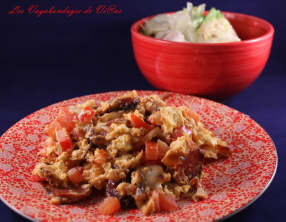 Oeufs brouillés chorizo, tomates et comté