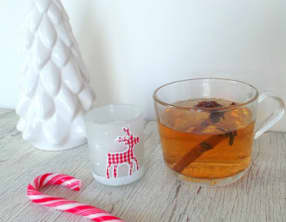 Jus de pomme chaud aux épices de Noël