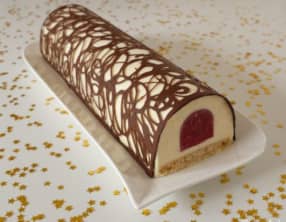 Bûche framboise amande en dentelles de chocolat