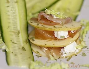 Mille feuilles de pomme au saumon fumé vinaigrette au citron