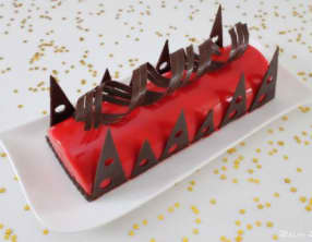 Bûche framboise citron dans sa forêt de sapins