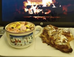 Croissants aux amandes et chocolat chaud