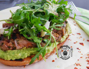 Tartine de bœuf, avocat et pamplemousse