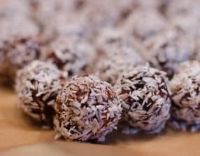 Truffes au chocolat, au coeur noisette et enrobé de noix de coco