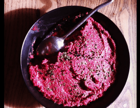 Houmous de betteraves aux nigelles