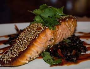 Saumon mariné au gingembre, sauce crèmeuse chili moutarde