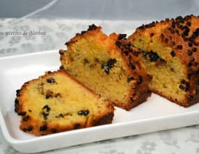 Cake aux éclats de cacao et mûres blanches séchées