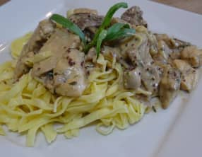 Emincé de poulet aux champignons, sauce moutarde à l'ancienne et estragon