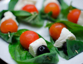 Brochettes de tomates, de mozzarella et de basilic