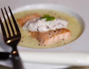 Crème de pommes de terre au saumon à la crème d'échalotes