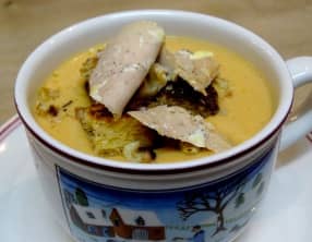 Velouté de châtaignes et purée d'amande aux pépites de foie gras et petits croûtons de brioche