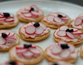 Blinis au tarama et carpaccio de radis