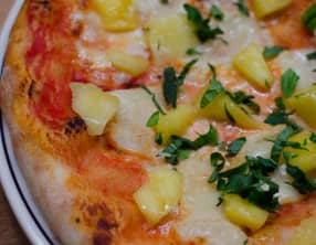 Pizza à la mangue, au chèvre et au basilic