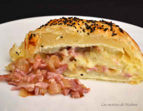 Feuilleté au camembert, pommes de terre, lardons et oignons confits au balsamique