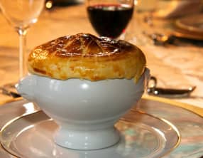 Soupe forestière en croûte feuilletée