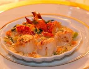 Coquille de Noix de St-Jacques et Homard au Champagne