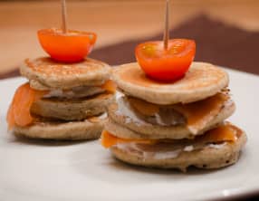 Blinis au sarrasin, au chèvre frais et à la truite fumée
