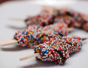 Brochettes d'ananas et de marshmallows au chocolat