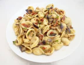 Orecchiette Aubergines, Tomates Confites et Chèvre Frais