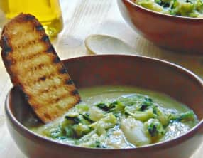 Purée de fèves et chicorée