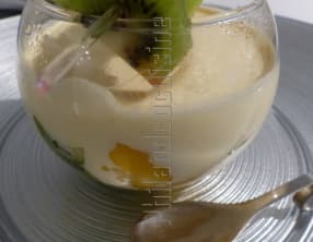 Crème au chocolat blanc sur un lit de fruits frais