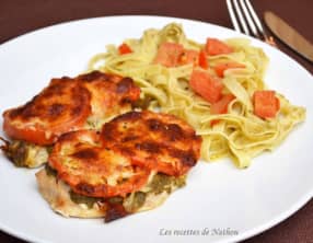 Escalopes de poulet gratinées au pesto, tomates et mozzarella