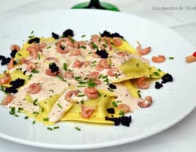 Ravioli au saumon fumé et mozzarella, sauce au porto rouge et crevettes grises