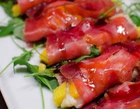 Cannelloni de viande de grisons garni de tartare de St Jacques à la mangue