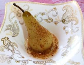 Poires pochées aux épices et pralin