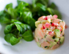 Tartare de saumon, grenade et avocat