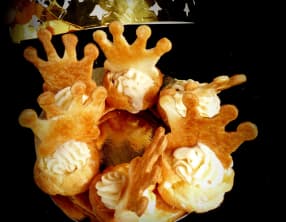 Galette des rois comme une couronne glacée à la bergamote