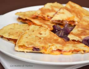 Quesadillas au chorizo, oignons rouges et cheddar