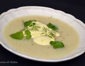 Soupe au chou-fleur et à l'oignon, crème au curcuma