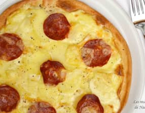 Pizza aux pommes de terre, chorizo, comté et reblochon