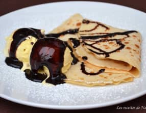 Crêpes "mikado" à la glace vanille et chocolat fondu