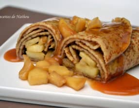 Crêpes roulées aux pommes et caramel beurre salé