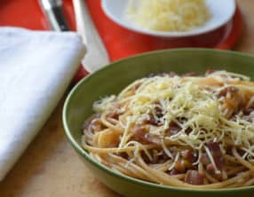 Bigoli sauce au Vin rouge, Poireau, Pancetta et Ricotta salée